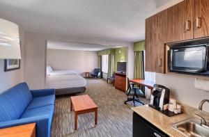 Un televizor și/sau centru de divertisment la Holiday Inn Express Hotel & Suites Raleigh North - Wake Forest, an IHG Hotel