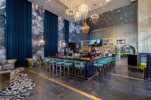 O lounge ou bar de Hotel Indigo - Los Angeles Downtown by IHG