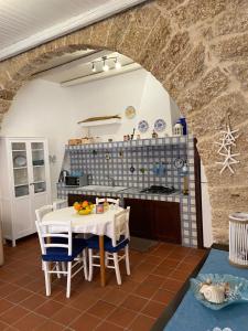 kuchnia ze stołem i krzesłami w pokoju w obiekcie Casa Vacanze Marco Polo vista mare w mieście Trappeto