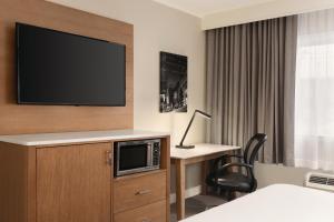 TV a/nebo společenská místnost v ubytování DoubleTree by Hilton Providence Airport Warwick