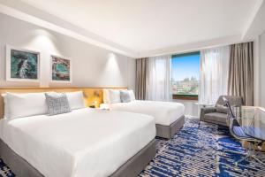 Cama ou camas em um quarto em Crowne Plaza Sydney Coogee Beach by IHG