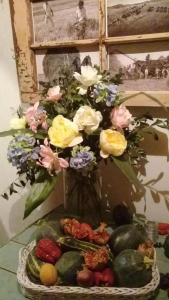 een vaas gevuld met bloemen en groenten op een tafel bij Doña Irene B & B in Rancagua