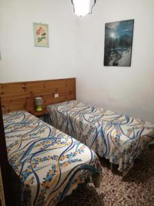 um quarto com duas camas num quarto em Casa Marisa em Bibbiena