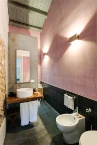 a bathroom with a toilet, sink, and bathtub at B&B Palazzo Del Sale in Syracuse