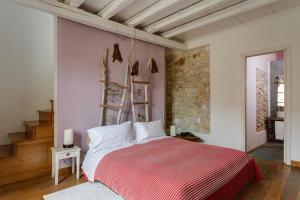 1 dormitorio con 1 cama con manta roja en B&B Palazzo Del Sale, en Siracusa