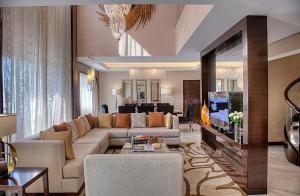 Posezení v ubytování Crowne Plaza Dubai Deira by IHG