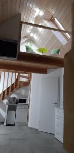 a room with a kitchen with a ceiling at Altes Siedlerhaus Nesebanz in Gustow