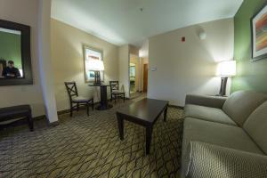Кът за сядане в Holiday Inn Express and Suites Winchester, an IHG Hotel