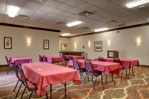 una sala conferenze con tavoli e sedie rosa di Holiday Inn Express Hotel Fort Campbell-Oak Grove by IHG a Oak Grove