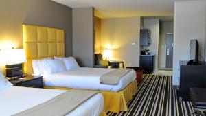 Voodi või voodid majutusasutuse Holiday Inn Express Covington-Madisonville by IHG toas
