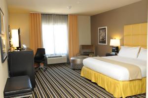 Voodi või voodid majutusasutuse Holiday Inn Express Covington-Madisonville by IHG toas