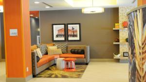 Istumisnurk majutusasutuses Holiday Inn Express Covington-Madisonville by IHG