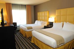 Voodi või voodid majutusasutuse Holiday Inn Express Covington-Madisonville by IHG toas