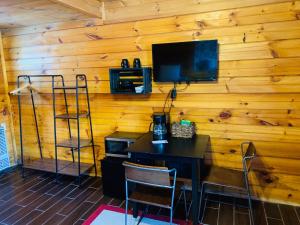 TV a/nebo společenská místnost v ubytování Pine Crest Motel & Cabins