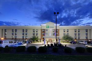 a hotel with a parking lot in front of it at Holiday Inn Express Hotel Fort Campbell-Oak Grove, an IHG Hotel in Oak Grove