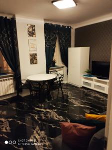 ein Wohnzimmer mit einem Tisch und Stühlen in der Unterkunft Apartament Nina in Warschau