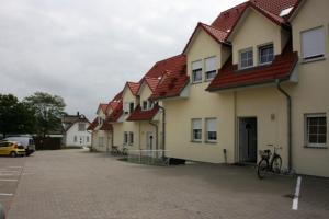 eine Reihe von Häusern mit roten Dächern auf einem Parkplatz in der Unterkunft Kleine Auszeit in Kirchdorf