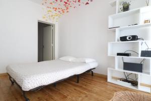 リスボンにあるOrigam'in Bairro Alto - Nightlife Centralのベッドルーム(ベッド1台、白い棚付)