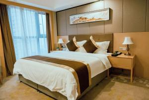 Un pat sau paturi într-o cameră la Days Inn by Wyndham Business Place Sichuan Bazhong