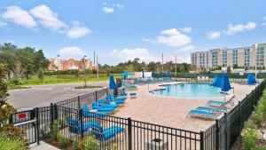 Holiday Inn Express & Suites Orlando- Lake Buena Vista, an IHG Hotel 부지 내 또는 인근 수영장 전경