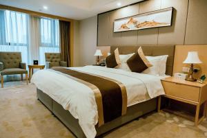 Кровать или кровати в номере Days Inn by Wyndham Business Place Sichuan Bazhong