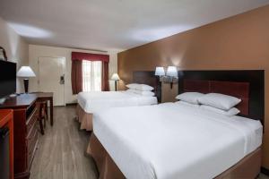 Postel nebo postele na pokoji v ubytování Days Inn & Suites by Wyndham Tyler