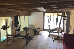 Das Fitnesscenter und/oder die Fitnesseinrichtungen in der Unterkunft Ancienne Abbaye de Franquevaux Anciennes Ecuries