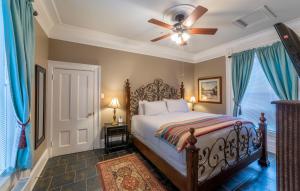 una camera con letto e ventilatore a soffitto di Chipman Hill Suites - Pratt House a Saint John