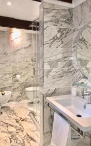 A bathroom at Hotel Ariel Silva