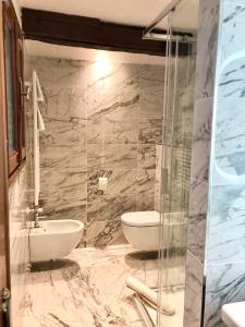 A bathroom at Hotel Ariel Silva