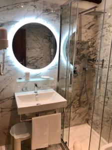 A bathroom at Hotel Ariel Silva