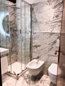 A bathroom at Hotel Ariel Silva