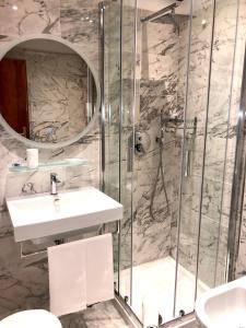 A bathroom at Hotel Ariel Silva