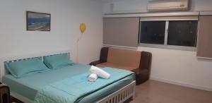 Un pat sau paturi într-o cameră la New Room