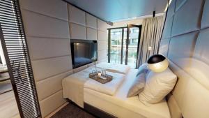 - une chambre avec un lit et une lampe dans l'établissement White Pearl Apartment 0.03, à Timmendorfer Strand