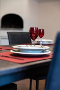 ボルツァーノにあるApartment Goethe 1の皿と赤ワイン2杯