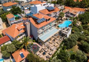 Bazén v ubytování Hotel Potos nebo v jeho okolí