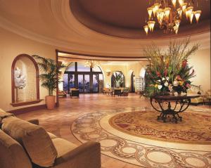 eine Lobby mit einem Sofa und einem Tisch mit Blumen in der Unterkunft Hyatt Regency Huntington Beach Resort and Spa in Huntington Beach + 37 Fotos