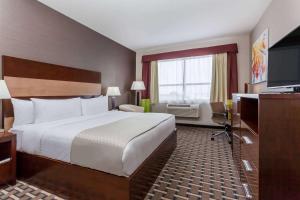 Tempat tidur dalam kamar di Wyndham Garden Edmonton Airport