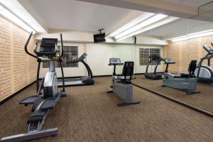 a gym with treadmills and elliptical machines at La Quinta by Wyndham Denver Southwest Lakewood in Lakewood