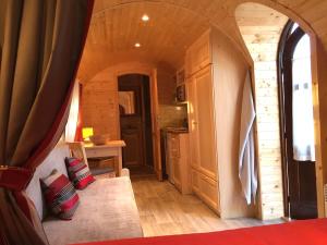 um pequeno quarto com uma cama numa pequena casa em Gîte Chais Catherine em Amboise