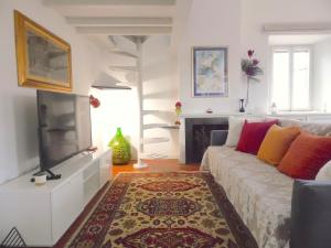 casa silvia في لوكّا: غرفة معيشة بها أريكة وتلفزيون