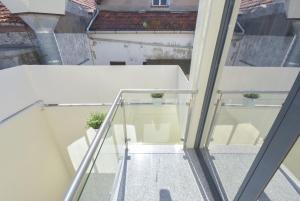 Una escalera de cristal con dos macetas. en Near The Beach Apartments, en Matosinhos