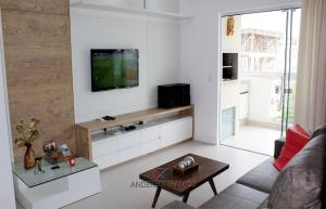 Una televisión o centro de entretenimiento en 1039 - Apartamento para locação de Temporada em Bombinhas