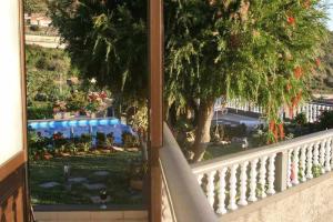 Afbeelding uit fotogalerij van Arcos Grands Suites with enormous and private pool. in Arco da Calheta