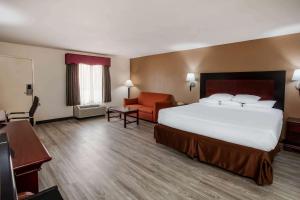 Postel nebo postele na pokoji v ubytování Days Inn & Suites by Wyndham Tyler