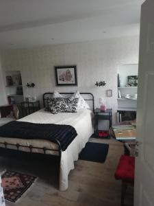 ein Schlafzimmer mit einem großen Bett in einem Zimmer in der Unterkunft Avenue du Château in Saint-Just