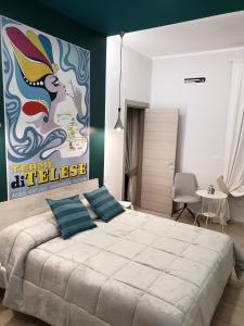 B&B Solferino في تيليسي: غرفة نوم مع سرير كبير مع ملصق على الحائط