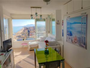 sala de estar con vistas al océano en Un Rincon en el Mar, en Bellreguart