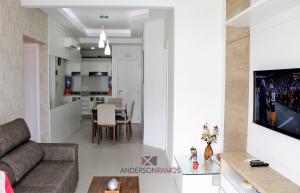 sala de estar con sofá y mesa en 1039 - Apartamento para locação de Temporada em Bombinhas, en Bombinhas